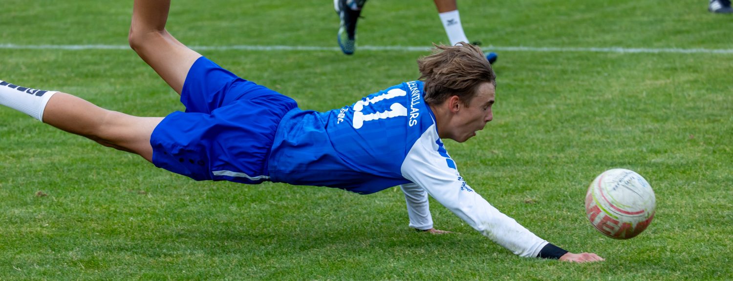 Faustballspieler bei einer Abwehraktion